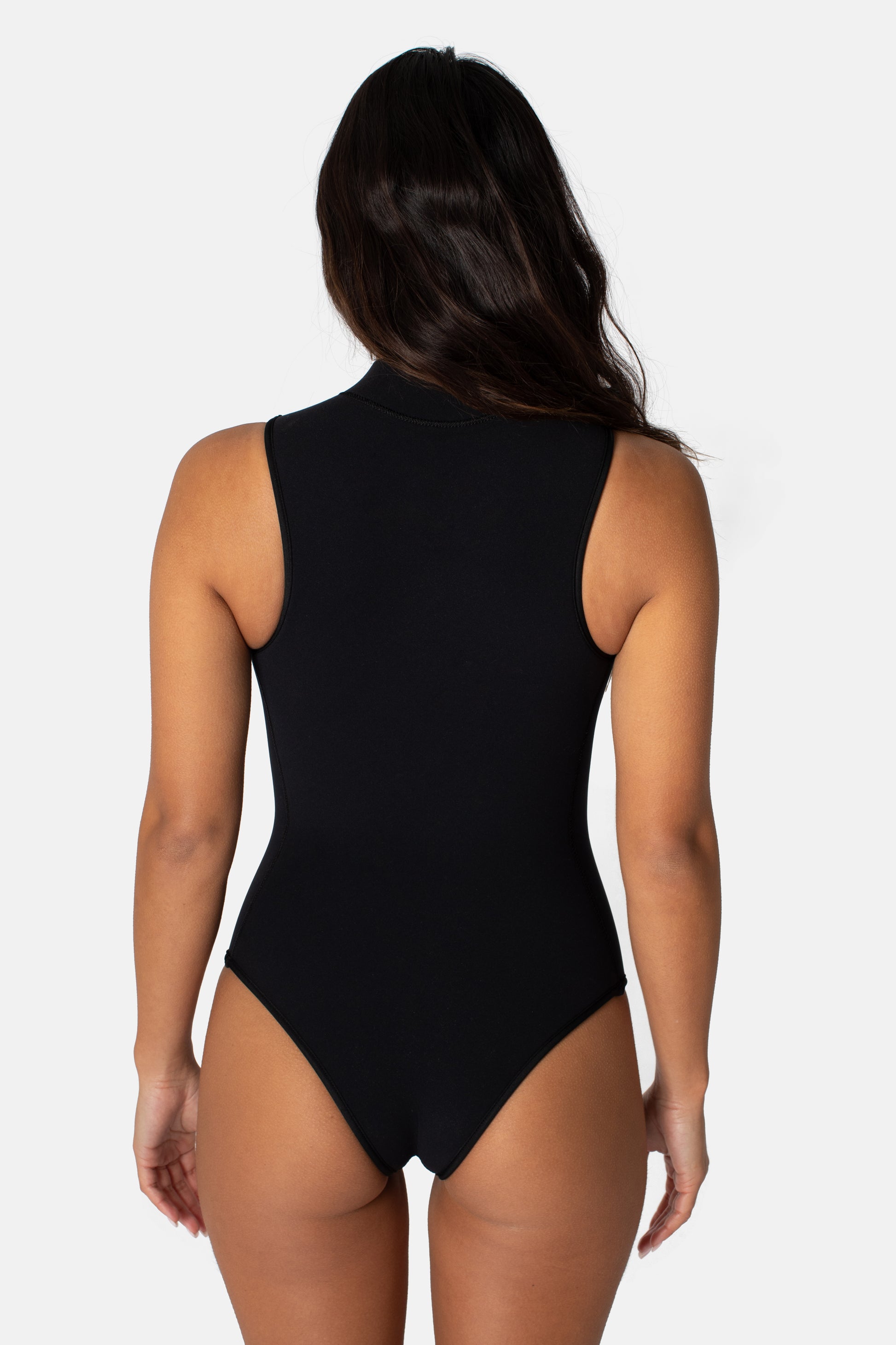 Yamamoto Onyx Razo - Woman wearing the Élise High Neck 1pc women’s wetsuit, handcrafted in California from eco limestone-based material with front zip entry. Wetsuits
