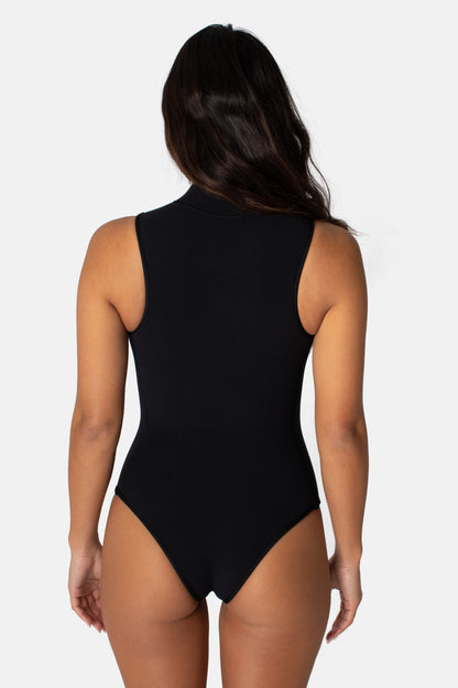 Yamamoto Onyx Razo - Woman wearing the Élise High Neck 1pc women’s wetsuit, handcrafted in California from eco limestone-based material with front zip entry. Wetsuits